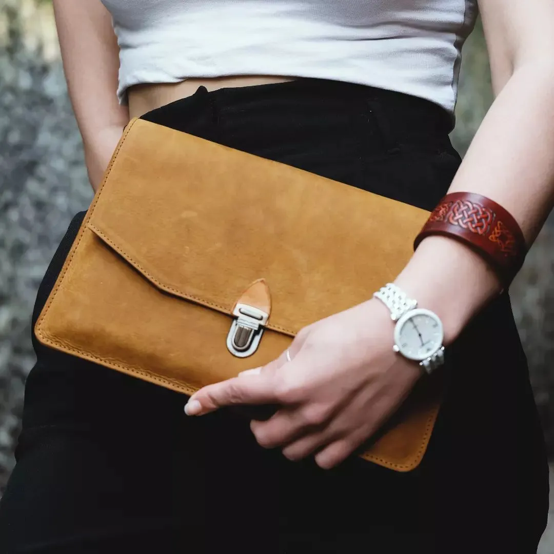 Sacoche cuir brun clair.