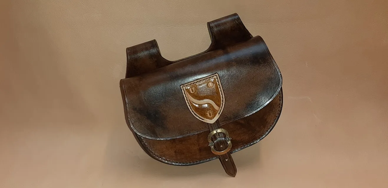 Sacoche cuir brun foncé. Fantasy